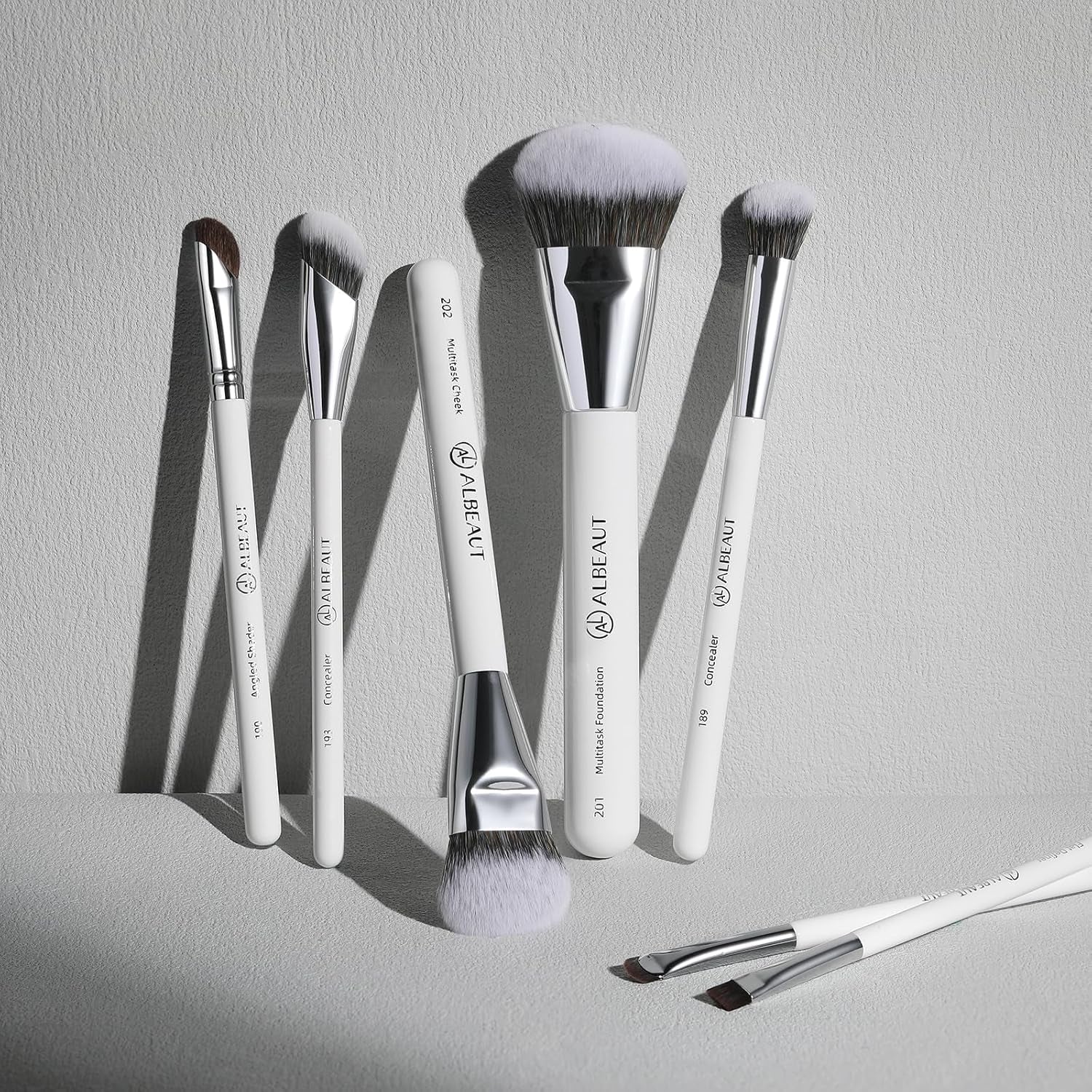 Concealer Brush, Angled under Eye Makeup Small Foundation Precision Face Blending Brush (193 Concealer Brush)